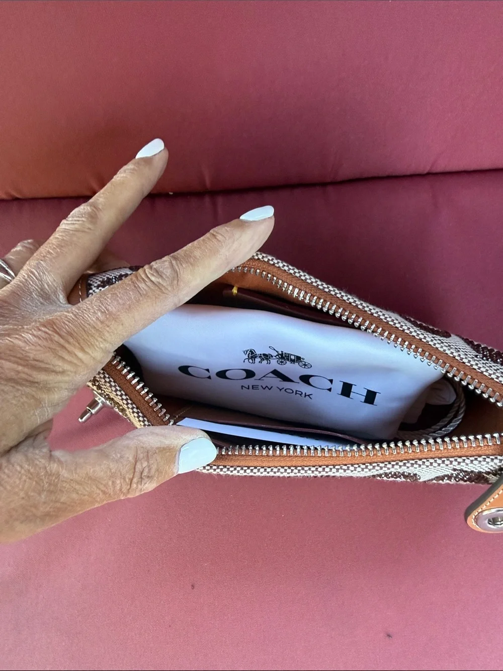 NEW. COACH Swinger Bag 20 With Chain In Crystal Signature
Jacquard Shoulder Bag - Picture 4 of 5